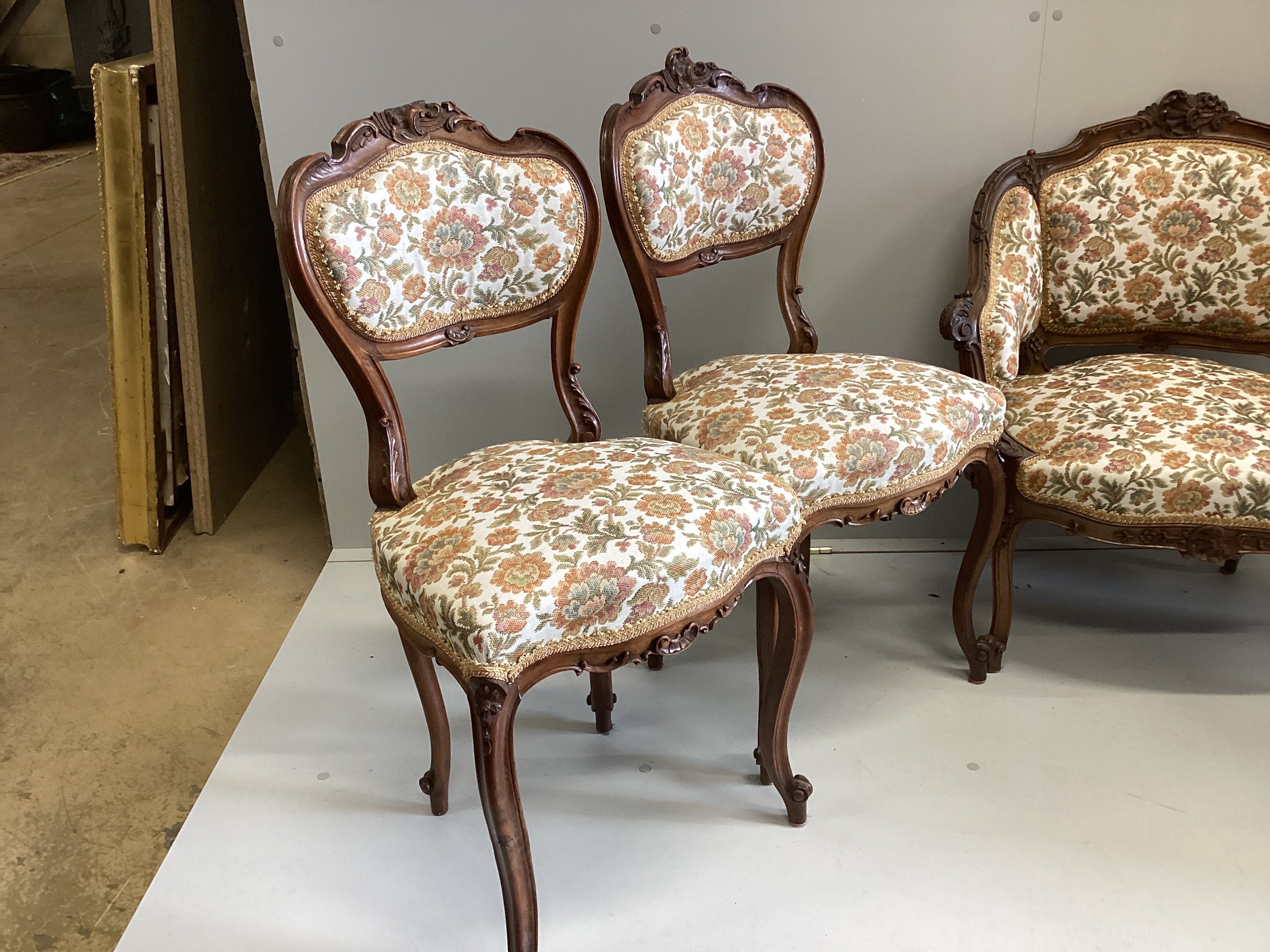 A French Louis XV style five piece walnut salon suite, settee width 127cm, depth 64cm, height 84cm